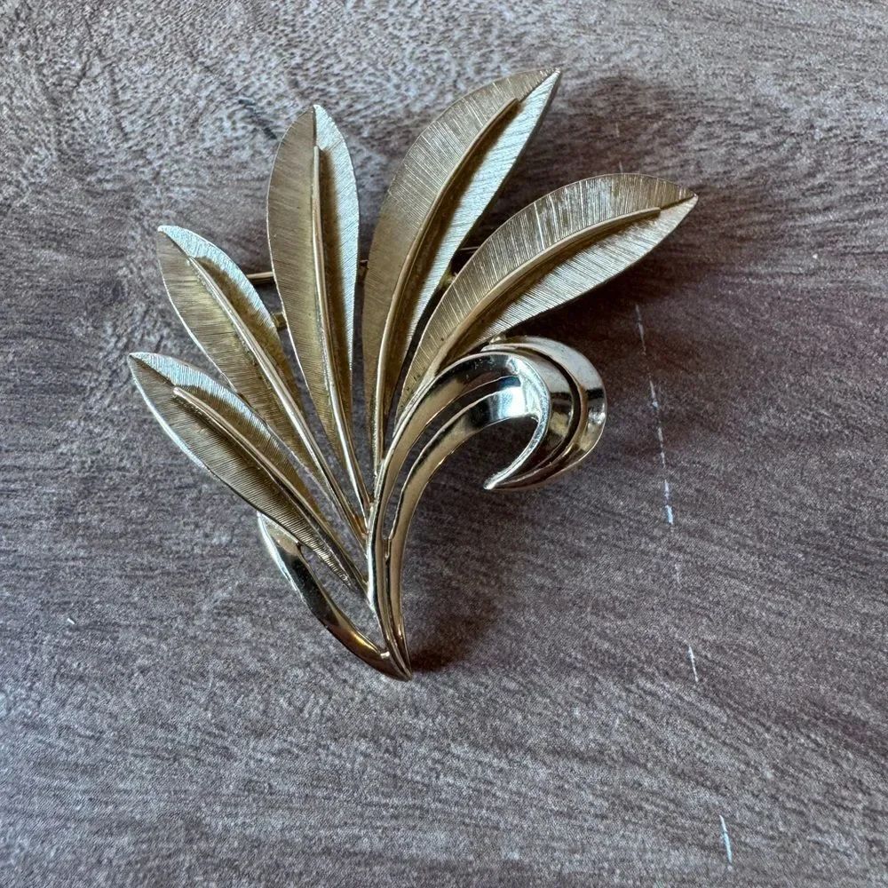 Vintage Crown Trifari Leaf Gold-tone Brushed and Polished Brooch signed Trifari